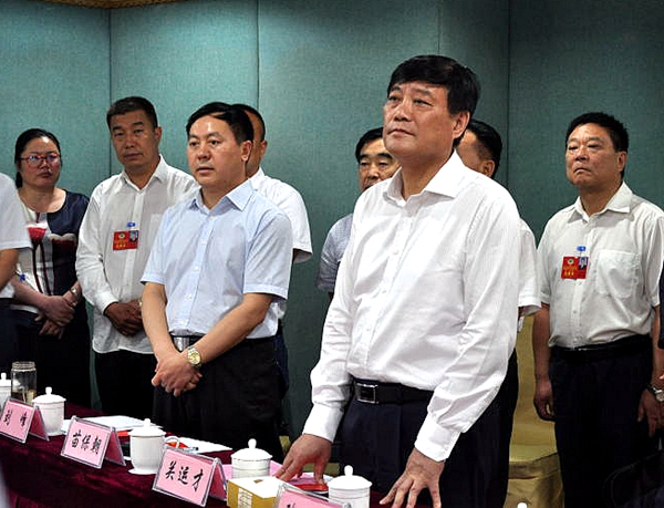 市領(lǐng)導(dǎo)看望參加政協(xié)駐馬店市四屆一次會議的政協(xié)委員