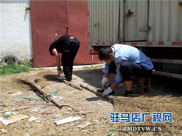 1、舒向田與環(huán)衛(wèi)工人座談交流.jpg