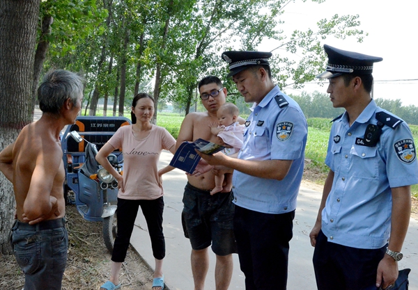 西平民警田間地頭為村民講防范