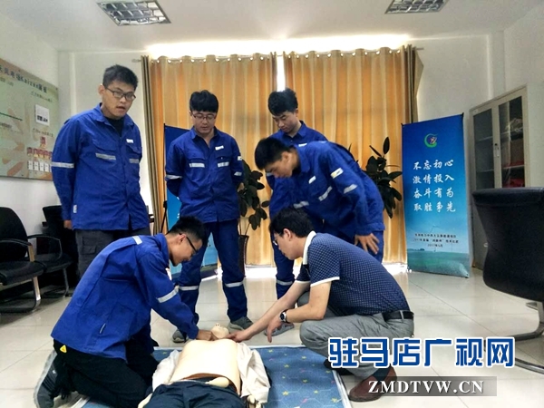 （圖三、電廠員工認(rèn)真學(xué)習(xí)急救知識要領(lǐng)）.jpg