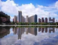 同是鋼筋水泥、矗立此地久矣、藍(lán)天白云映襯、頓覺風(fēng)光旖旎