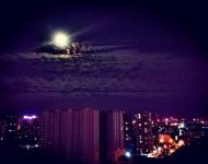 夕陽落幕，醉了晚霞，牽來了明月。淡淡涼風(fēng)，蕩滌人間塵埃。