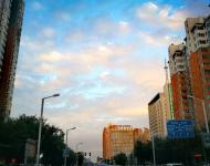 雨歇晚霞明，風(fēng)調(diào)夜景清。月高微暈散，云薄細鱗生。劉禹錫詩句