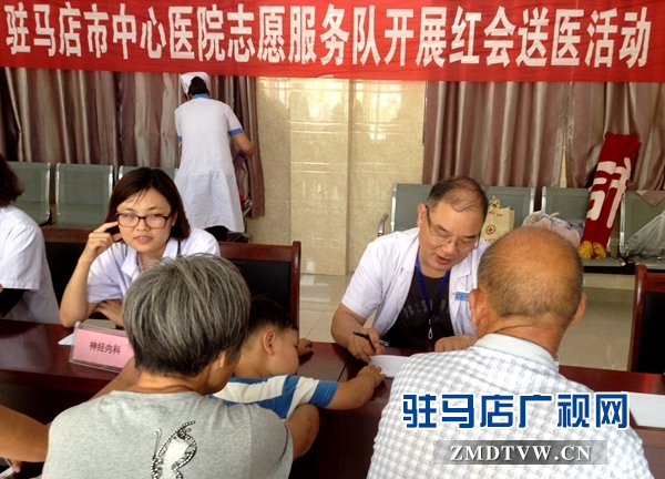 （圖一、市中心醫(yī)院的專家在為群眾義診）.jpg