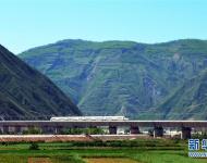 7月9日，一列高鐵列車行駛在寶蘭高鐵甘肅天水段南河川大橋上?！　〗陙?lái)，中國(guó)高鐵繼續(xù)保持快速發(fā)展步伐，“四縱四橫”高鐵網(wǎng)基本成形，技術(shù)成就贏得國(guó)際聲譽(yù)，服務(wù)品質(zhì)不斷攀升。中國(guó)高鐵已經(jīng)成為一張見證時(shí)代發(fā)展的名片。新華社發(fā)（武龍 攝）