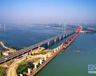 建設(shè)中的京張高鐵工程官?gòu)d水庫(kù)特大橋（6月27日攝）。　　近年來(lái)，中國(guó)高鐵繼續(xù)保持快速發(fā)展步伐，“四縱四橫”高鐵網(wǎng)基本成形，技術(shù)成就贏得國(guó)際聲譽(yù)，服務(wù)品質(zhì)不斷攀升。中國(guó)高鐵已經(jīng)成為一張見證時(shí)代發(fā)展的名片。新華社記者 楊世堯 攝
