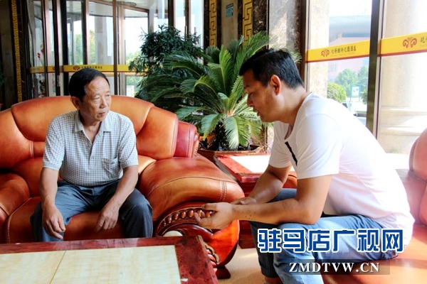 宏揚豫劇團(tuán)團(tuán)長楊偉與李雪太（左一）談劇情。.jpg