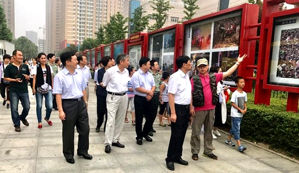 駐馬店舉辦“情系國防建設 爭當雙擁模范”軍事題材攝影展