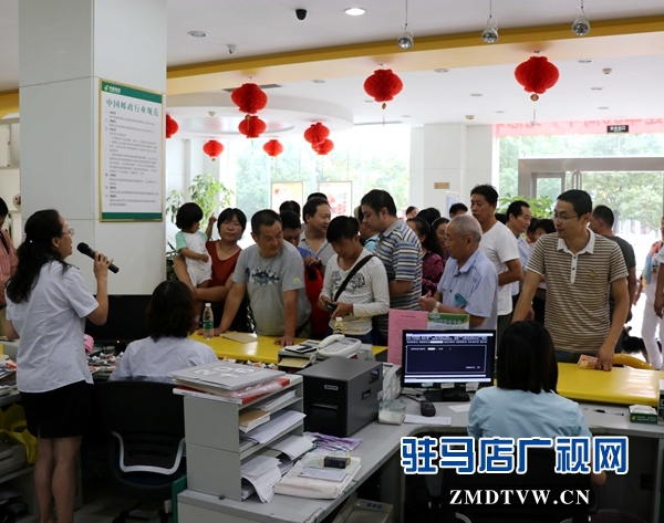 圖為搶購(gòu)新郵現(xiàn)場(chǎng).JPG