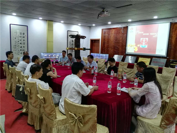 媒體大咖在棠溪寶劍30周年廠慶媒體研討會上品酒論劍出謀劃策
