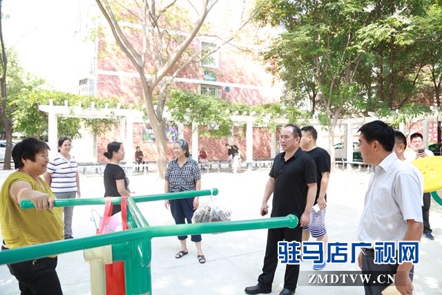 開發(fā)區(qū)黨委書記、管委會主任史愛民到金淮陽光花園小區(qū)查看創(chuàng)文工作.JPG