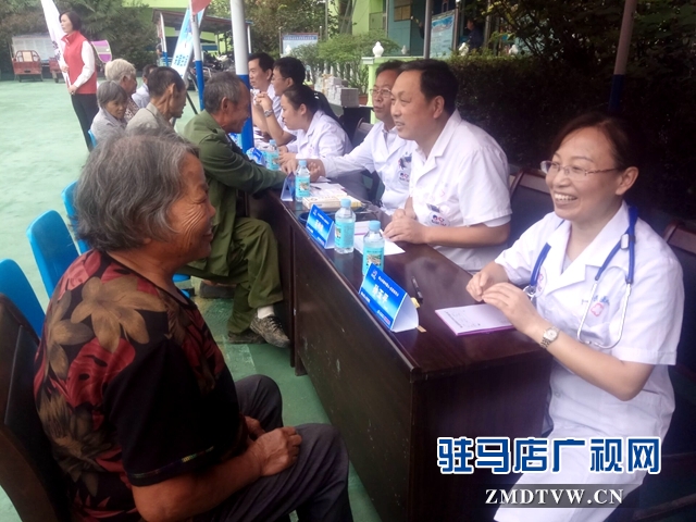 1、縣人民醫(yī)院專家與看病者交流6.jpg