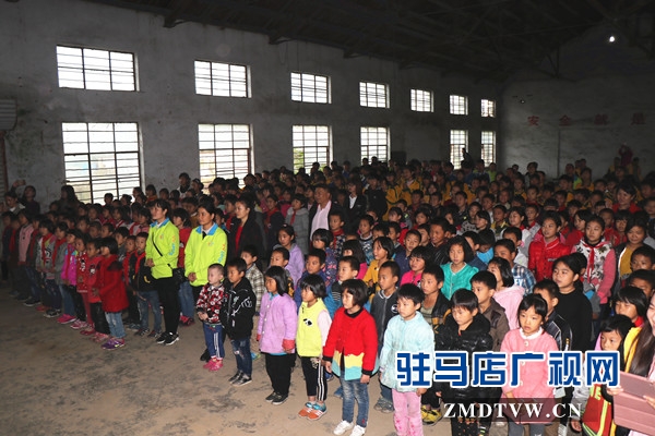 182雙愛(ài)心鞋讓確山縣博世學(xué)校的貧困孩子溫暖過(guò)冬