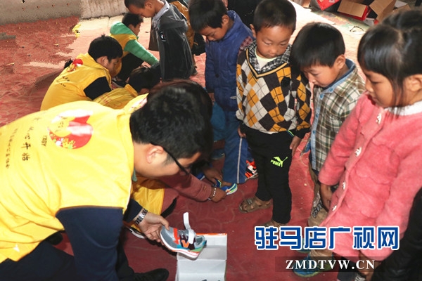 182雙愛(ài)心鞋讓確山縣博世學(xué)校的貧困孩子溫暖過(guò)冬