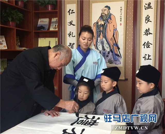 駐馬店童芽蒙正國(guó)學(xué)館舉行修心書(shū)法名家授課儀式