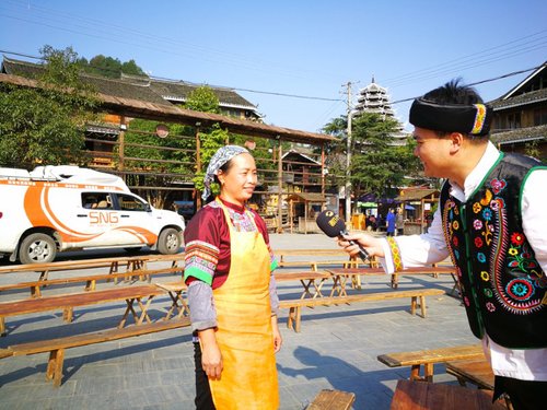 記者海瑞在懷化通道侗寨特色合攏宴的采訪現(xiàn)場(chǎng)4