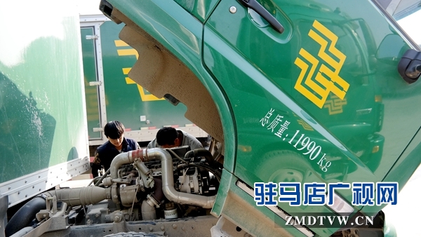 圖為駐馬店市分公司安排專業(yè)修理團隊到郵政生產(chǎn)場地為每輛郵車檢修，保障旺季用車 (4).jpg