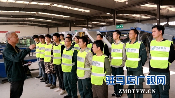 圖為晨會中，分轉(zhuǎn)班長為當(dāng)班工作人員布置當(dāng)天重點工作和注意事項.jpg