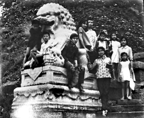 圖為20世紀(jì)60年代，奔舍那家族的孩子們?cè)诒本┮惶幑珗@合影。(照片由奔舍那家族提供)