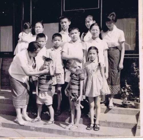 圖為20世紀(jì)60年代，奔舍那家族在北京的住所合影。(照片由奔舍那家族提供)