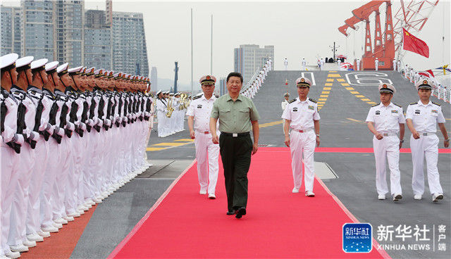 ↑2013年8月28日下午，習近平檢閱遼寧艦水兵儀仗隊。記者 李剛 攝