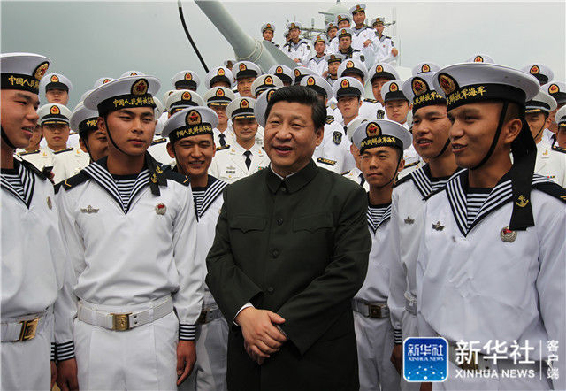 ↑2012年12月8日，習近平在海軍?？谂炆吓c水兵親切交談。記者 王建民 攝