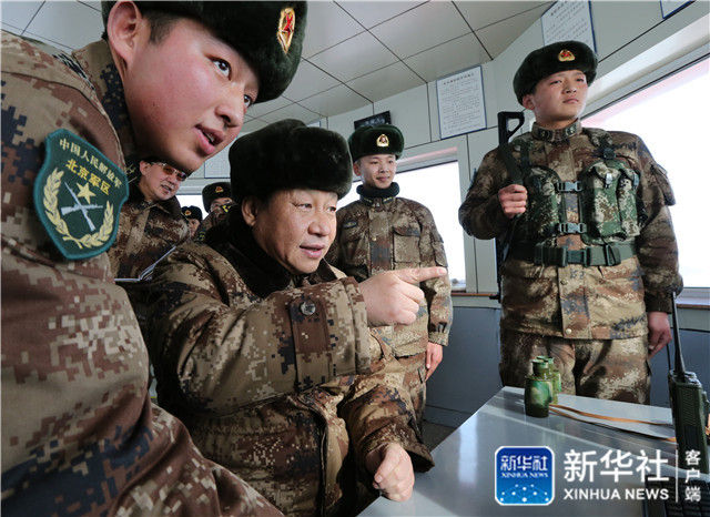  ↑2014年1月26日，習近平專程來到內(nèi)蒙古軍區(qū)邊防某部，親切看望慰問戍邊官兵。這是習近平仔細察看三角山哨所執(zhí)勤設(shè)施，動情地對執(zhí)勤哨兵說：“今天，我和你們一起執(zhí)勤站崗?！庇浾?李剛 攝 