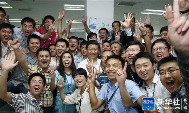 ↑2013年8月29日，習近平在東軟集團(大連)有限公司同年輕員工親切合影。記者 鞠鵬 攝