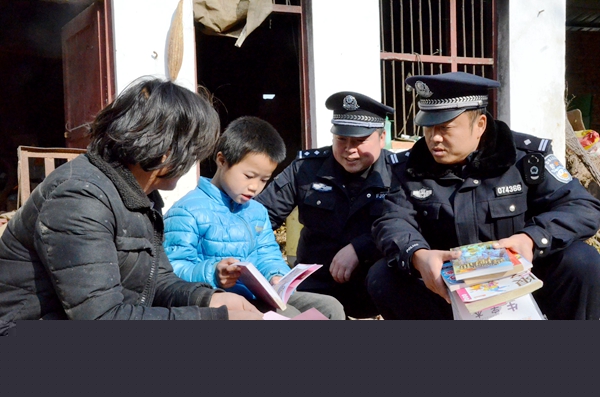 西平民警幫扶困難兒童受稱贊