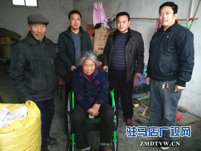 （圖一、吳鳳蘭老人座上了嶄新的輪椅）.jpg