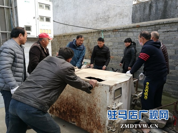 3、衛(wèi)計委工作人員集中移動廢品箱0.jpg