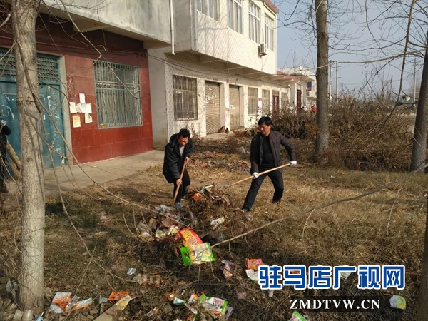1、縣衛(wèi)計委主任韓志強、副主任揮銑上陣清垃圾.jpg