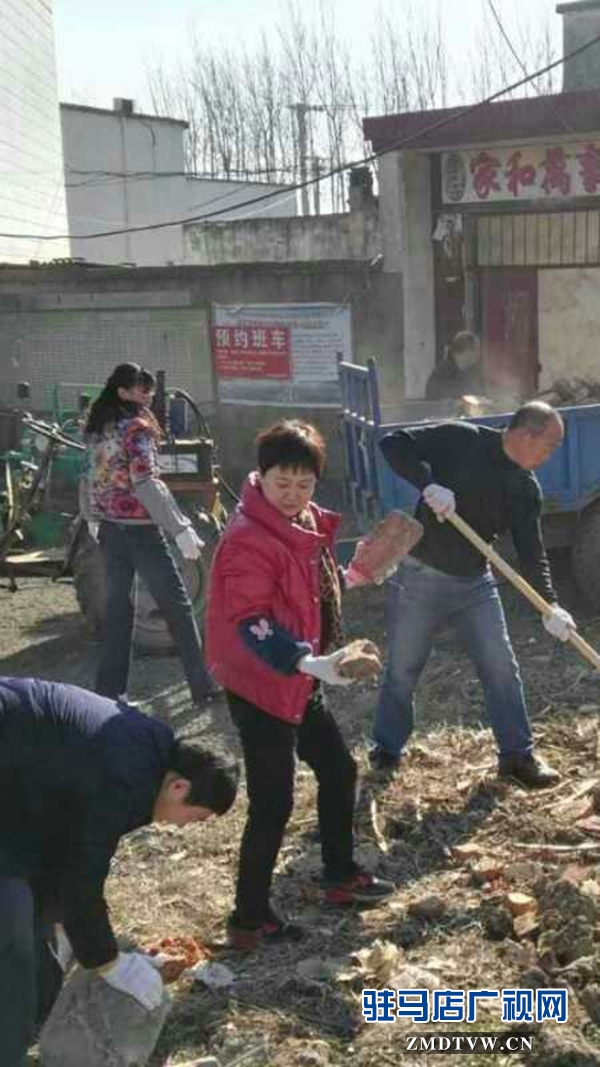 5、衛(wèi)計委工作人員用手撿磚塊1.jpg