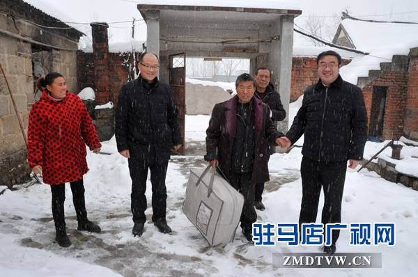 1月6日上午，泌陽法院黨組書記、院長黃依群來到春水鎮(zhèn)看望貧困戶，送溫暖。.JPG