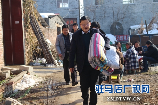 古塔街道黨工委書記施惠杰（前一）、街道辦事處主任張冬（左一）到村里慰問(wèn)困難殘疾人.JPG