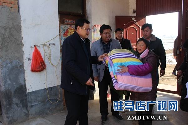 街道黨工委書記施惠杰（左一）辦事處主任張冬（左二）到貧困群眾來(lái)小紅家慰問(wèn).JPG