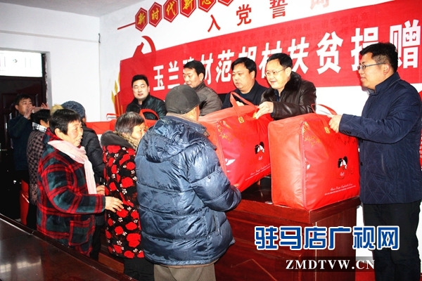 縣政協(xié)主席陳雁飛（左二）、古塔街道黨工委書記施惠杰（右二)、街道辦事處主任張冬（左一）、玉蘭建材有限公司董事長任玉振（右
