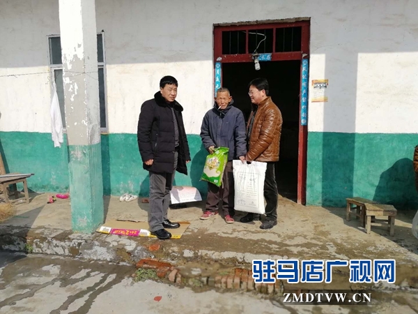 黨組成員、副檢察長胡中慶給貧困戶送年貨.jpg
