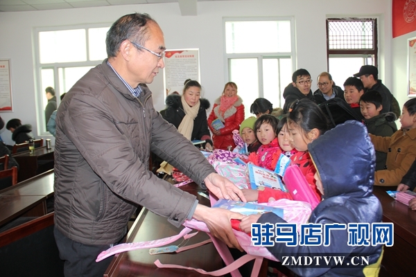 6、李文亮為小學(xué)生發(fā)放禮品.JPG