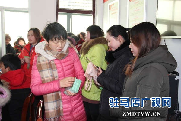 10、為留守婦女發(fā)放宣傳折頁.JPG
