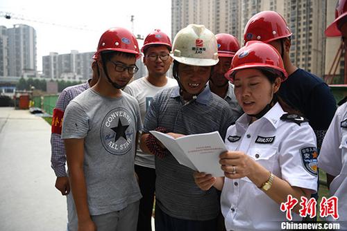 資料圖：安監(jiān)辦工作人員進(jìn)工地給農(nóng)民工普及安全生產(chǎn)知識(shí)。<ahttp://www.chinanews.com/'>中新社</a>記者 韓蘇原 攝
