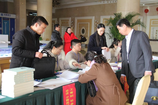 出席駐馬店市政協(xié)四屆二次會議的委員陸續(xù)報(bào)到