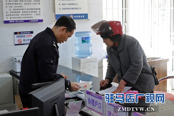 王功前在戶籍室熱情服務群眾2.JPG
