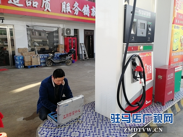 正陽局防雷技術人員在加油站進行防雷安全檢測.jpg