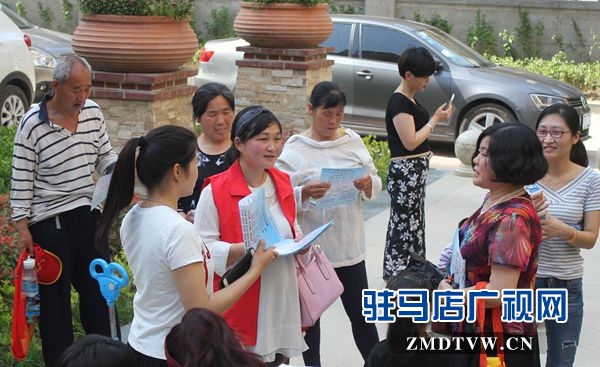 進(jìn)小區(qū)宣傳創(chuàng)文知識(shí),倡導(dǎo)人人參與。_副本.jpg