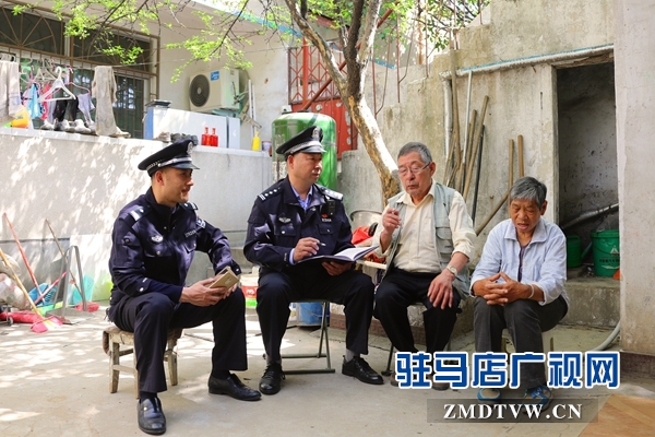 左二為王富堂帶領(lǐng)民警走訪社區(qū)群眾.jpg