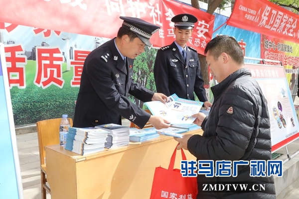 圖為民警向過(guò)往群眾講解法律法規(guī)2.JPG