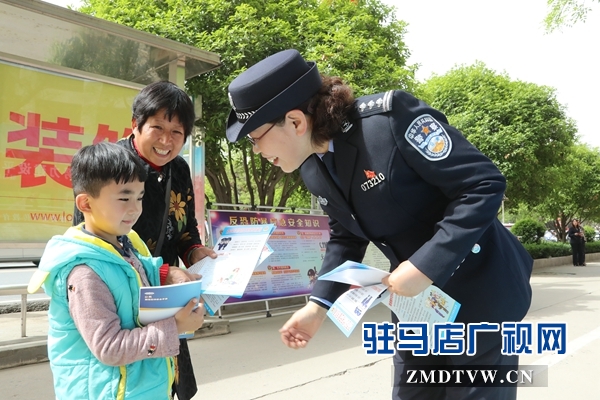 圖為民警向過(guò)往群眾講解法律法規(guī)3.JPG