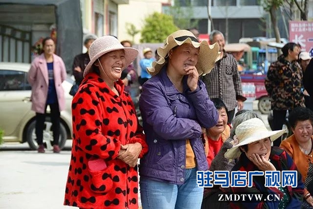 08上蔡優(yōu)秀第一書記事跡搬上舞臺(tái)，豫劇現(xiàn)代戲《扶貧天使》今日首演！.jpg