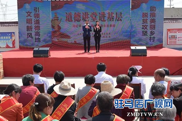 01文明助脫貧！上蔡縣委宣傳部把道德講堂辦到村民家門(mén)口.jpg